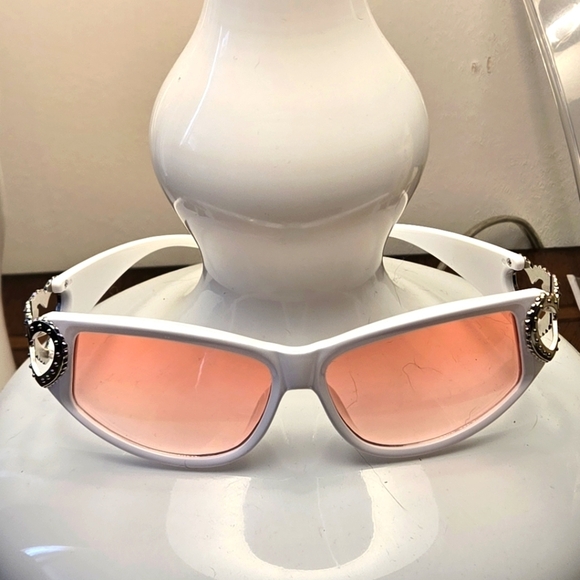 Vivien Y2K -inspired White Sunglasses Pink Lenses Silver Hearts Bling on Sides - Picture 4 of 8